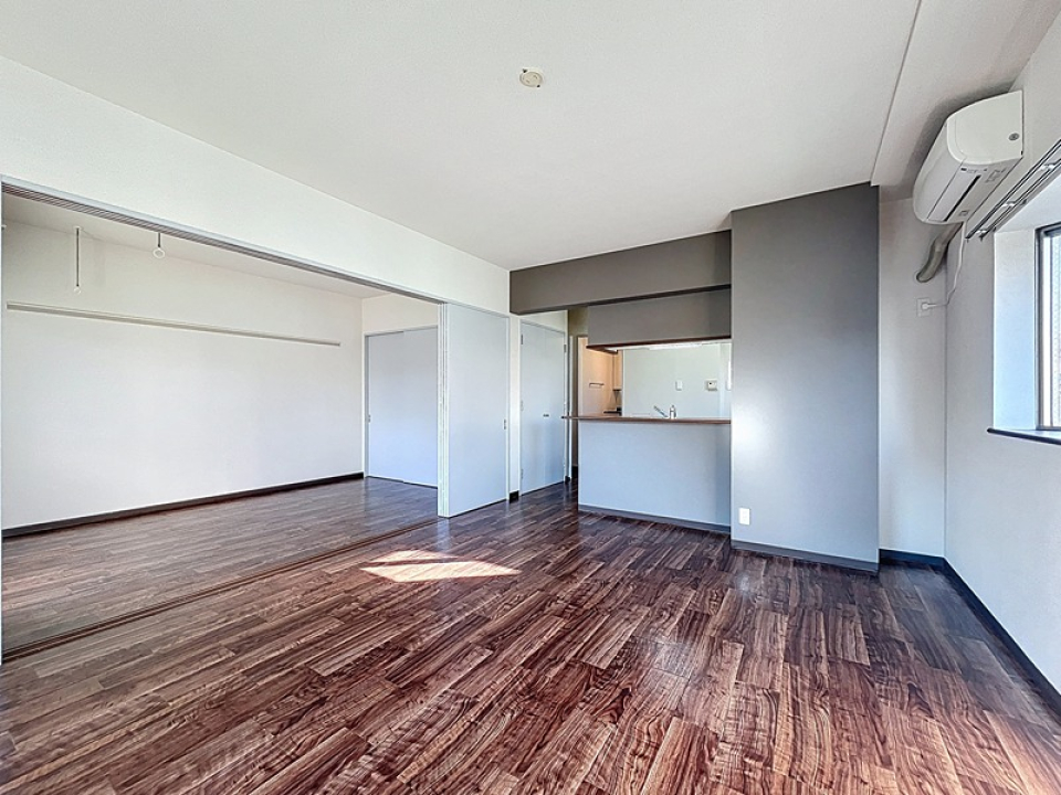 ウッドとブルーグレーのキッチンが映える