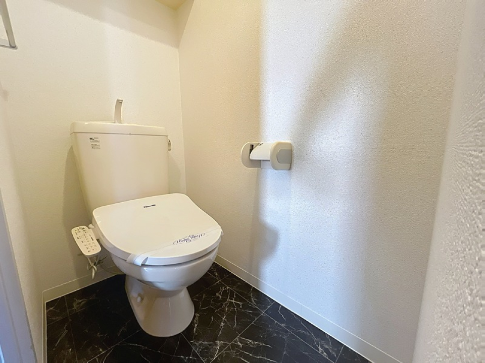 温水洗浄便座付きのトイレ