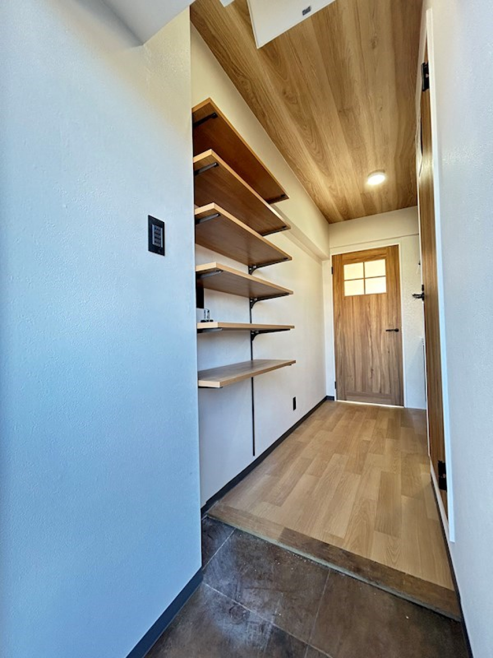 玄関にもありますよ見せる収納