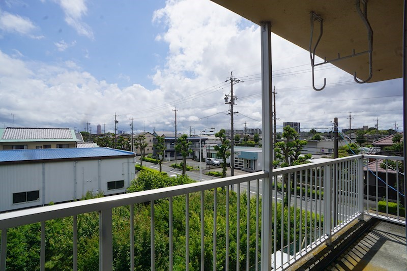 バルコニーからは緑が覗く