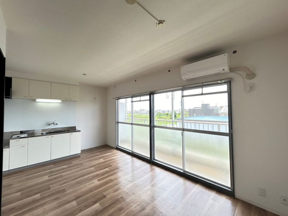 大きな掃き出し窓が気持ちがいい空間です