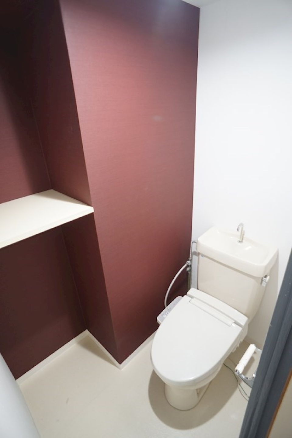 トイレのアクセントクロスがお洒落ですね