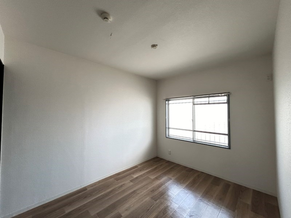 こちらは5.5帖の洋室