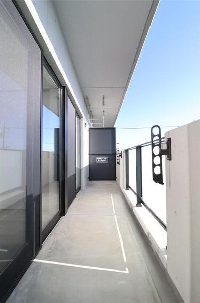 バルコニーは2部屋続きで広々