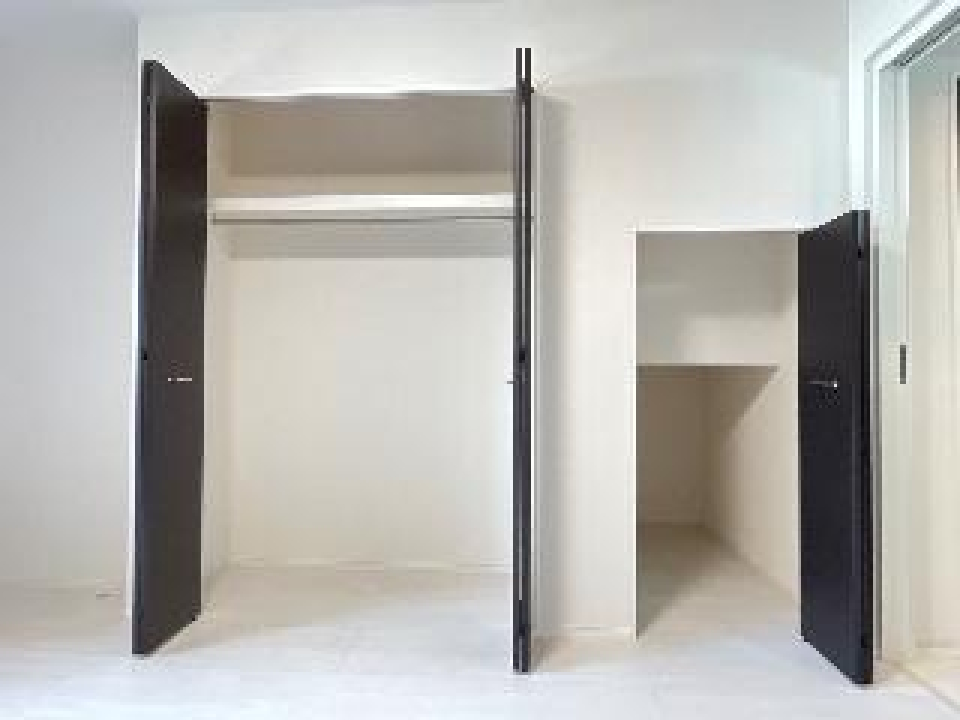 洋服がかけられそうな収納と、階段下を活用した収納スペース