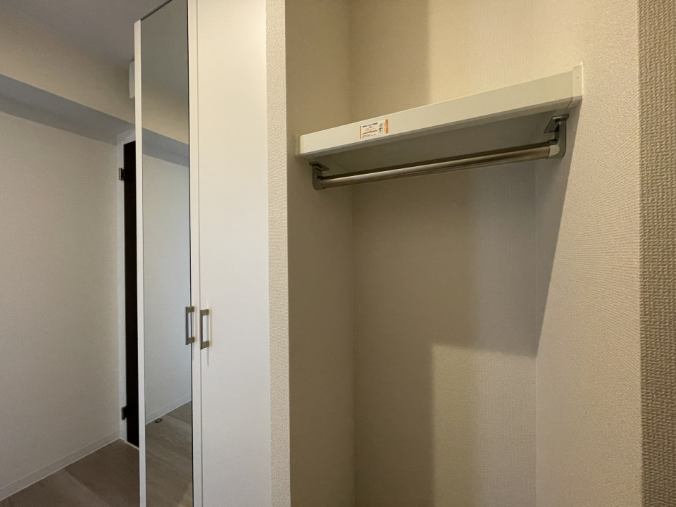 玄関には全身ミラーと収納スペース