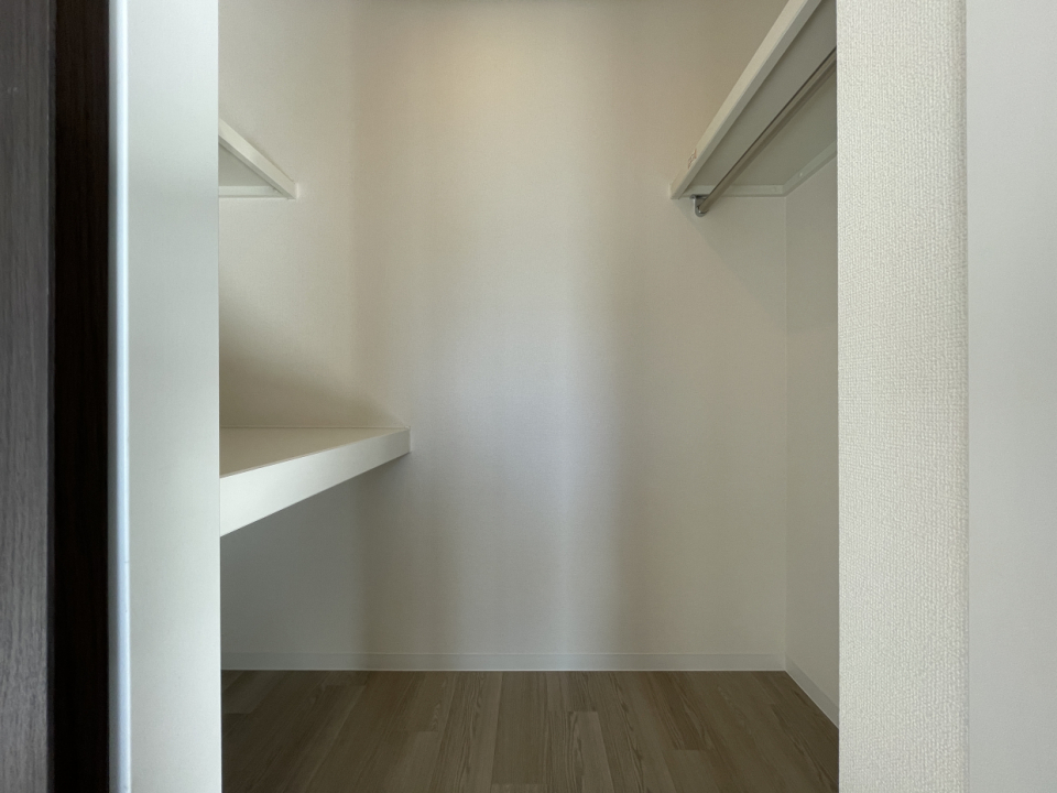 WIC右側はポール、左側は備え付けの棚