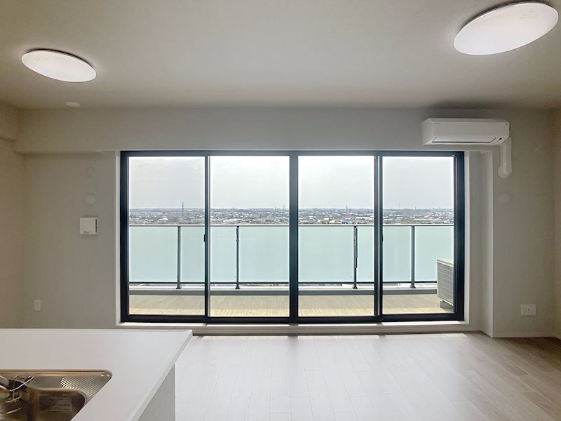 大きな掃き出し窓が気持ちの良い空間