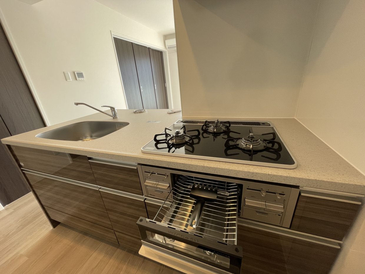 3口ガスコンロに加え魚焼きグリル付き！