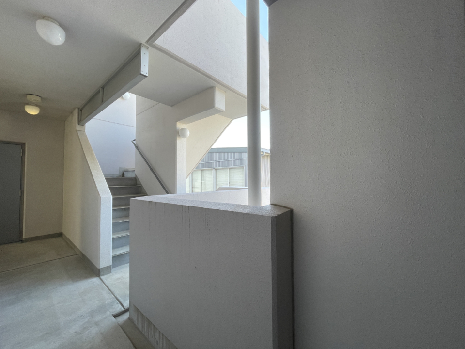 階段もエレベーターもあります