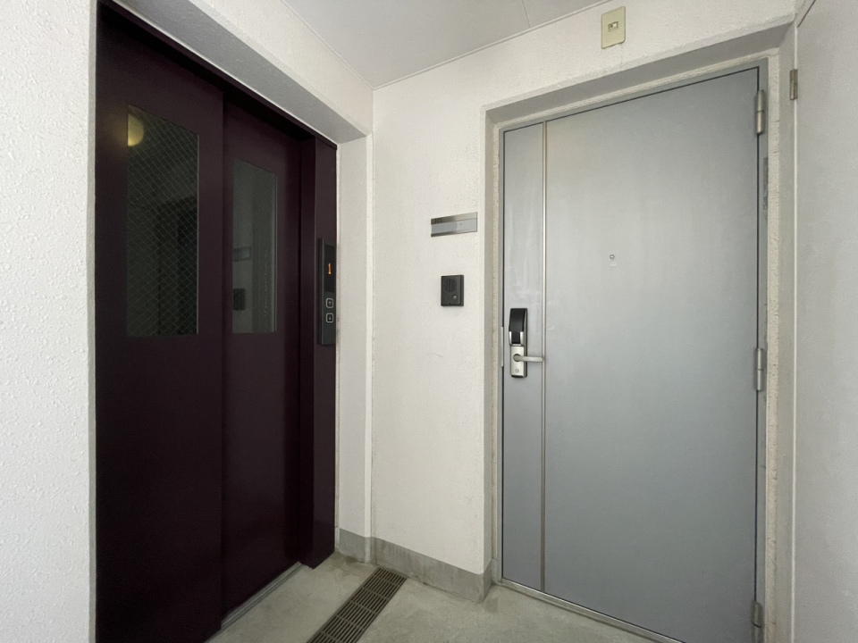 エレベーター前の部屋になります