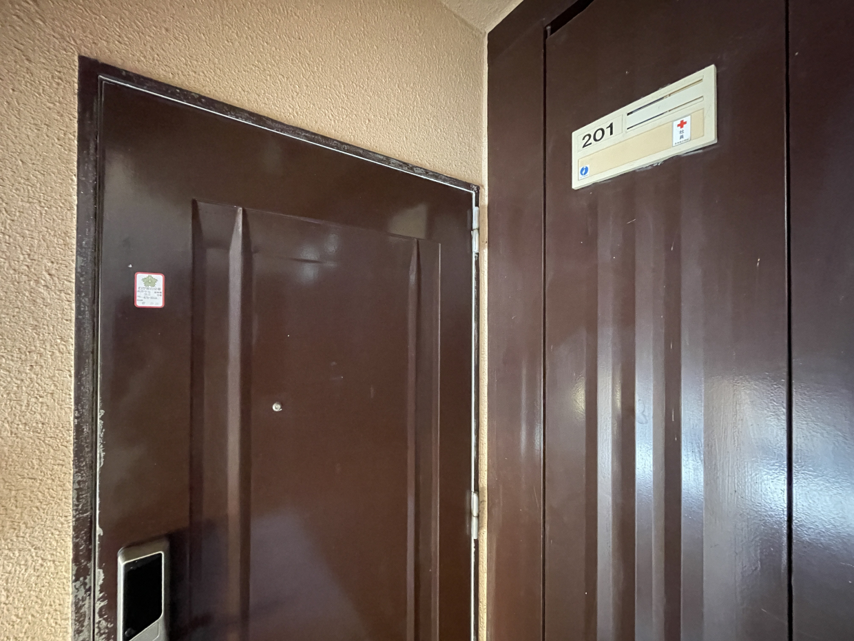 玄関扉はレトロな感じです