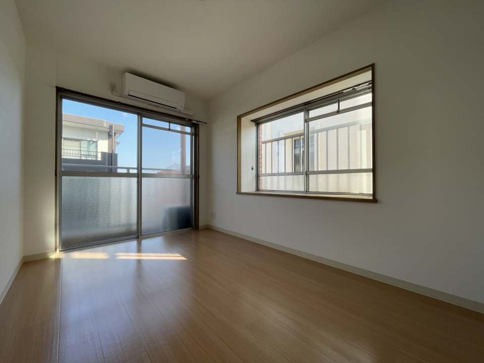 洋室にも2台目のエアコン付き