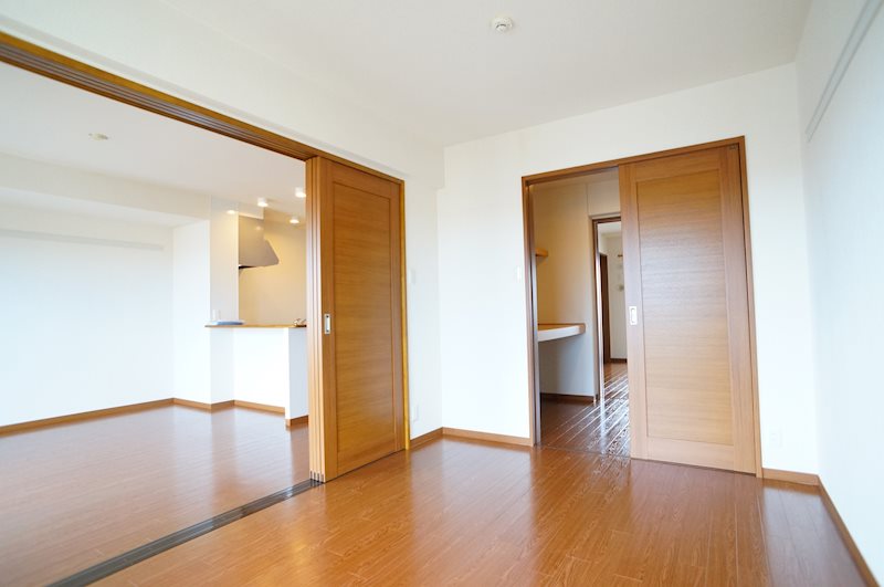 隣の6.6帖の洋室と繋げればさらに広々！