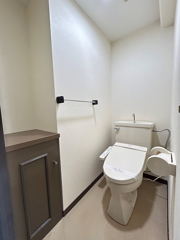 温水洗浄便座付きのトイレ