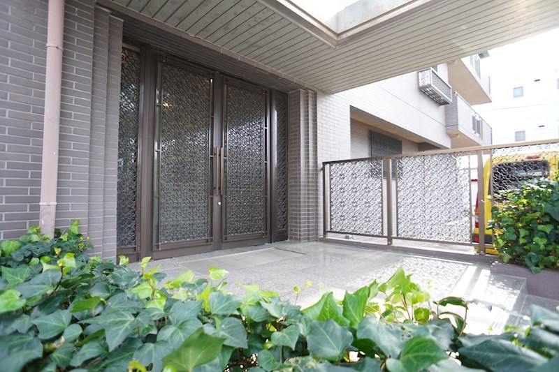 重厚感のあるエントランスです。