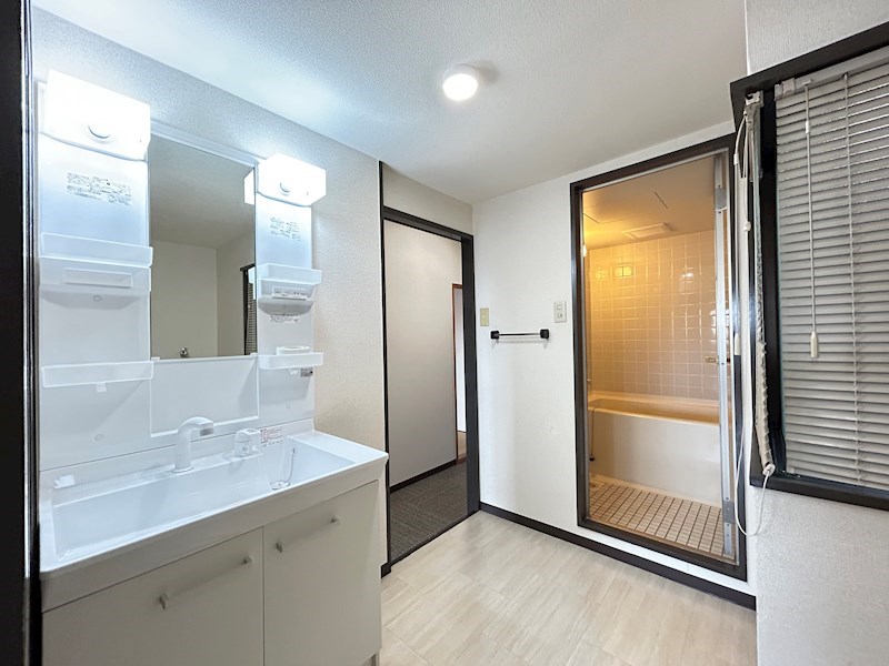 洗面スペース、お風呂がガラス張り！！