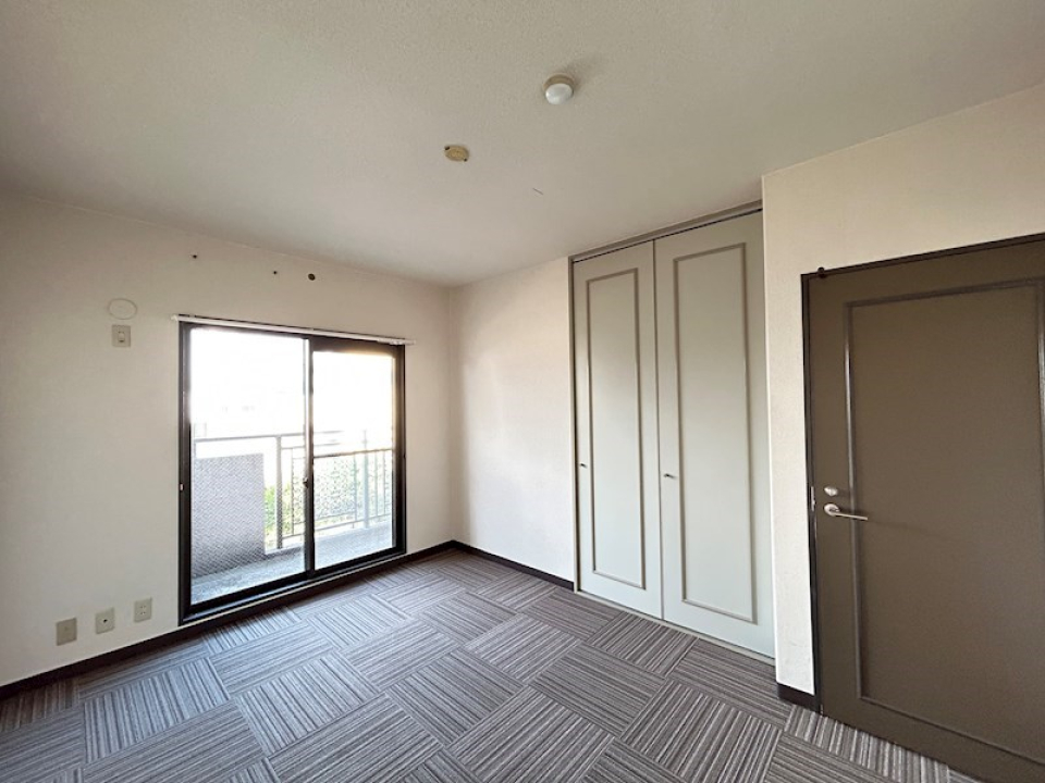 こちらは少し大きくなった6.8帖の洋室