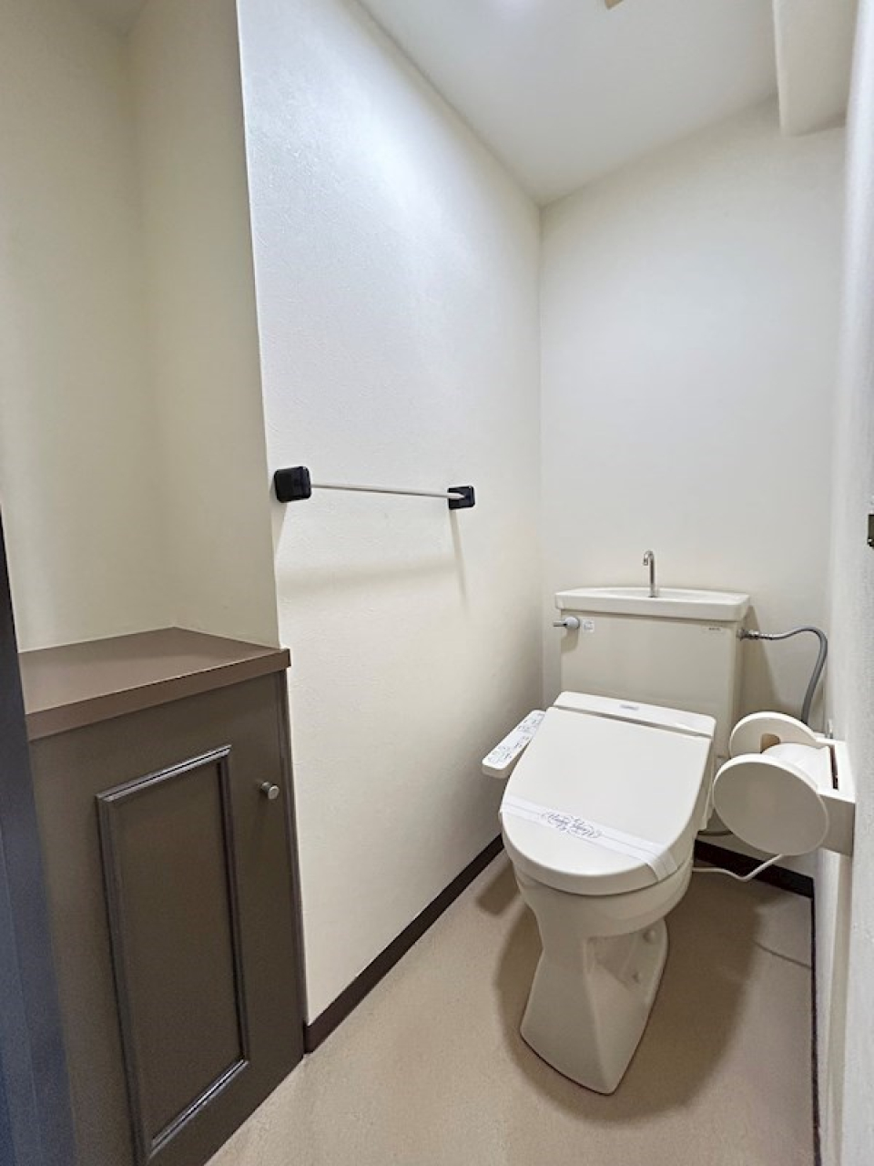 温水洗浄便座付きのトイレ