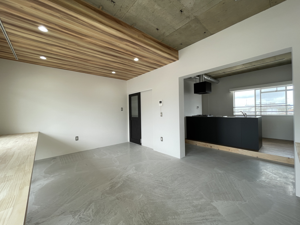 モルタル床とダウンライトの下がり天井