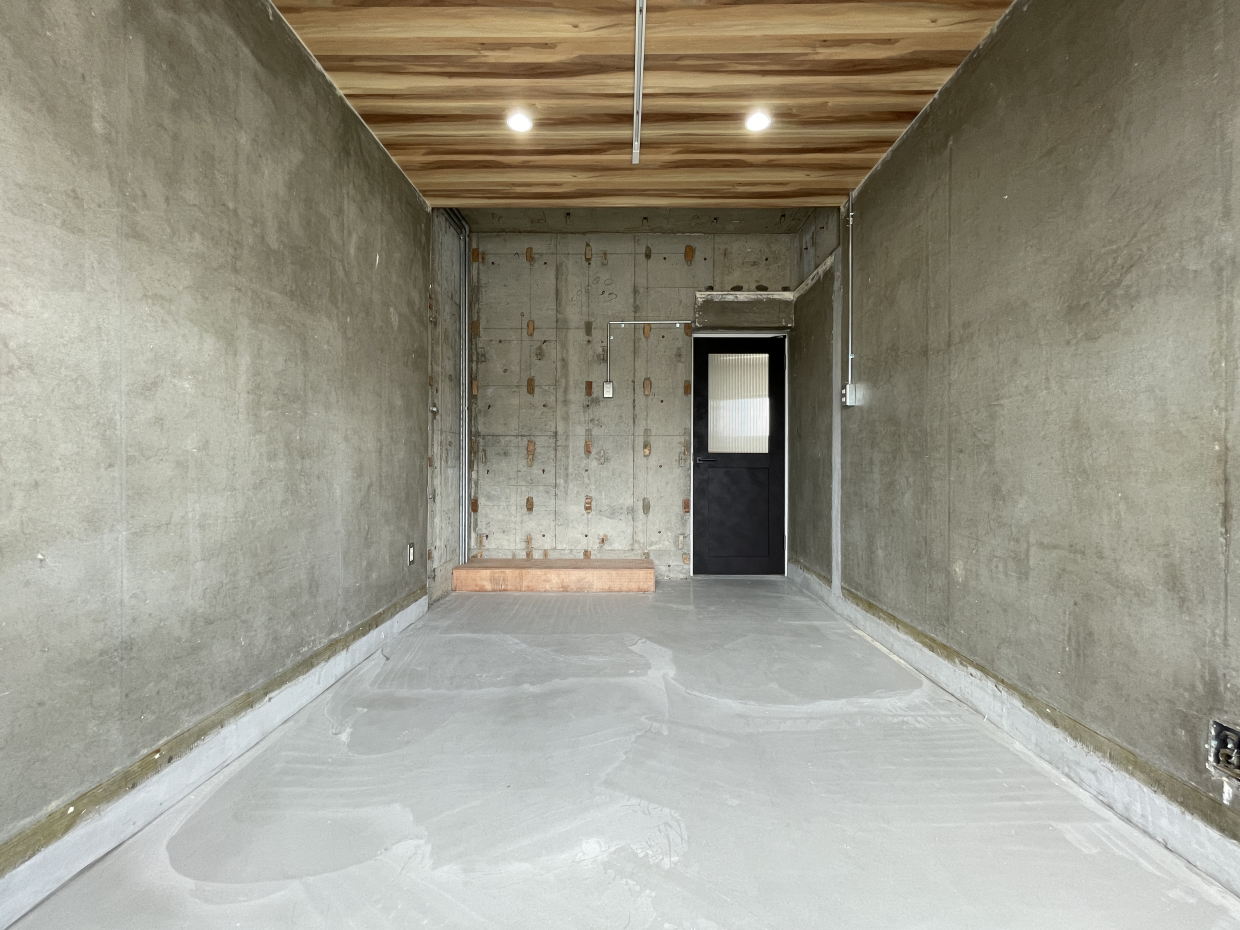 コンクリートの雰囲気と天井のダウンライトが素敵