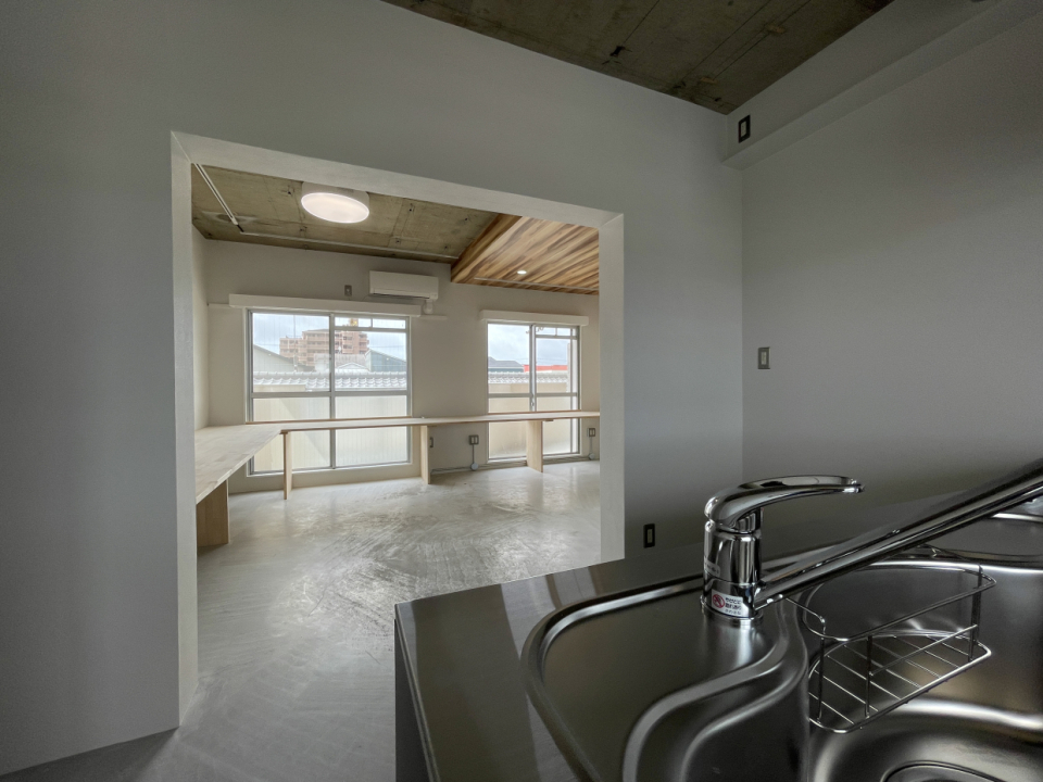 キッチンからワークスペースの眺望