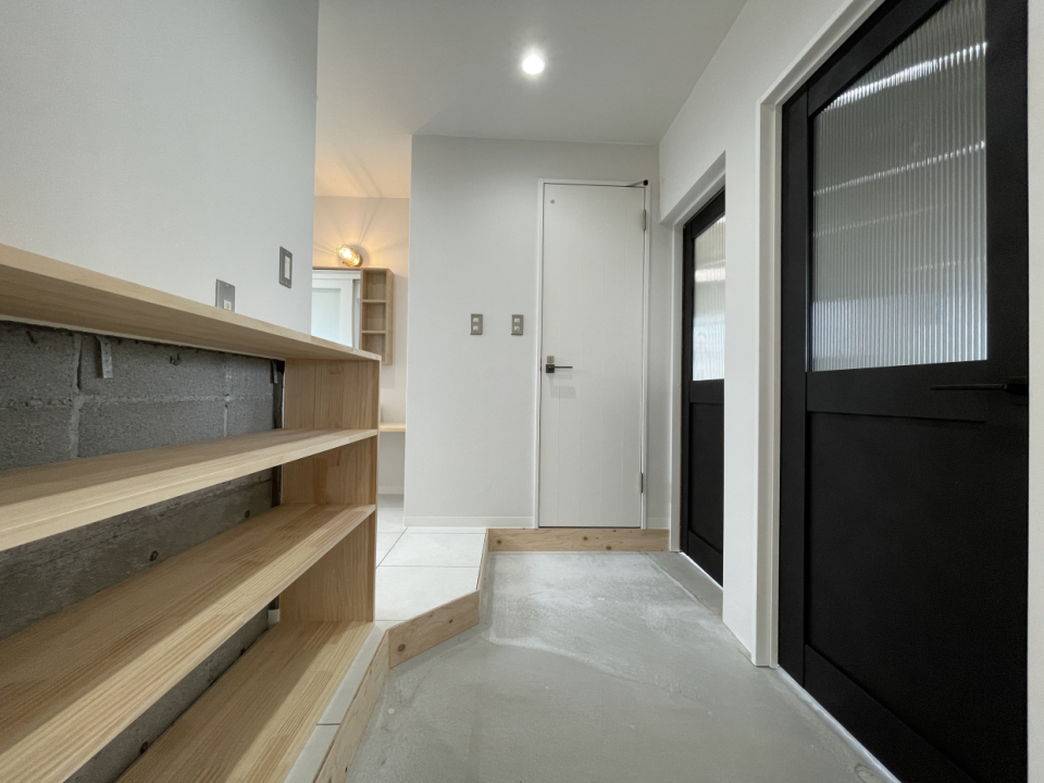 玄関先からモルタルの土間がつながっている