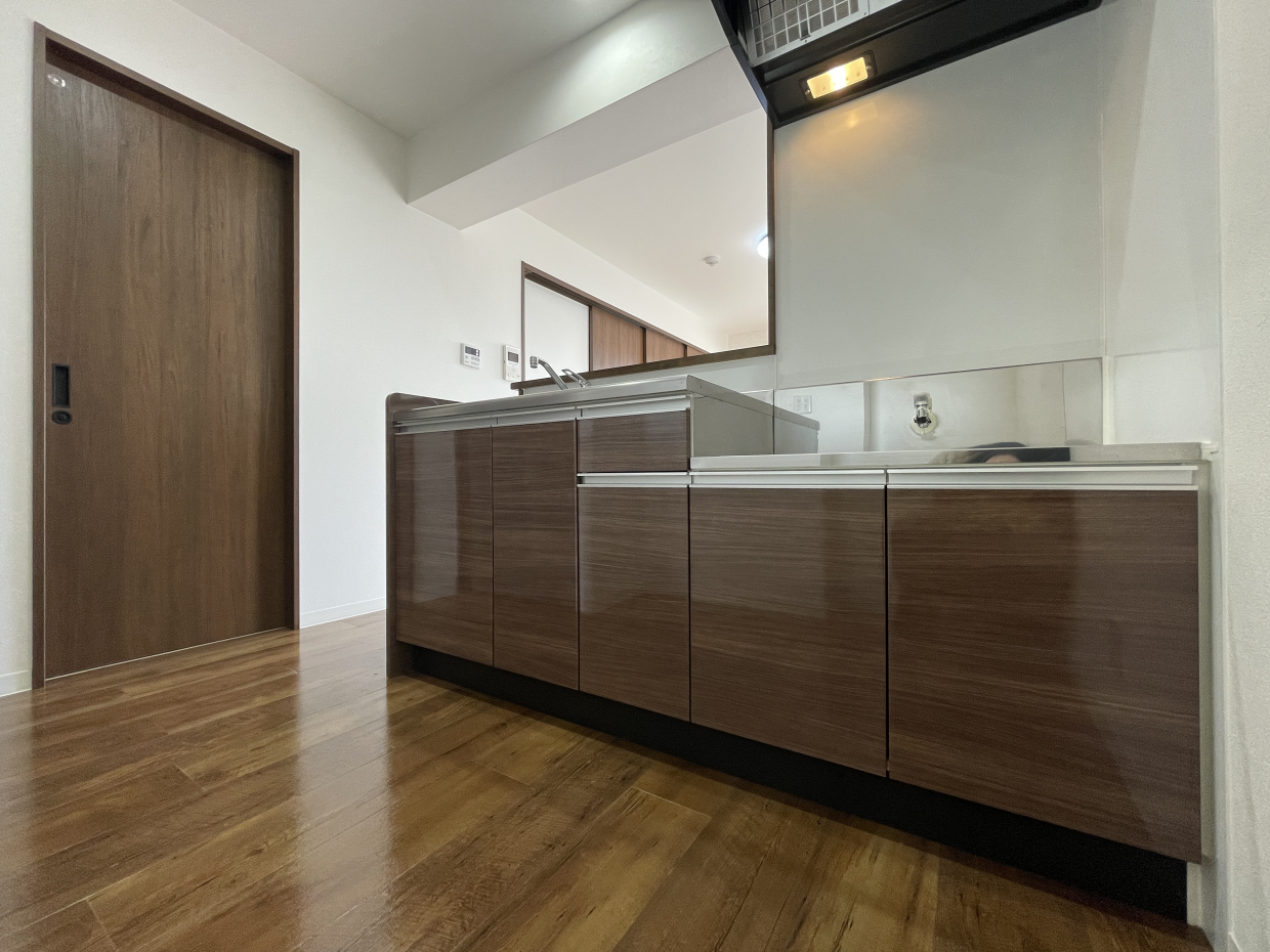 建具と揃えられた濃い目のブラウンキッチン