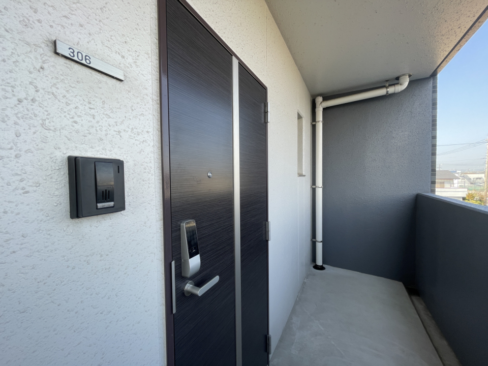 廊下突き当りの角部屋です