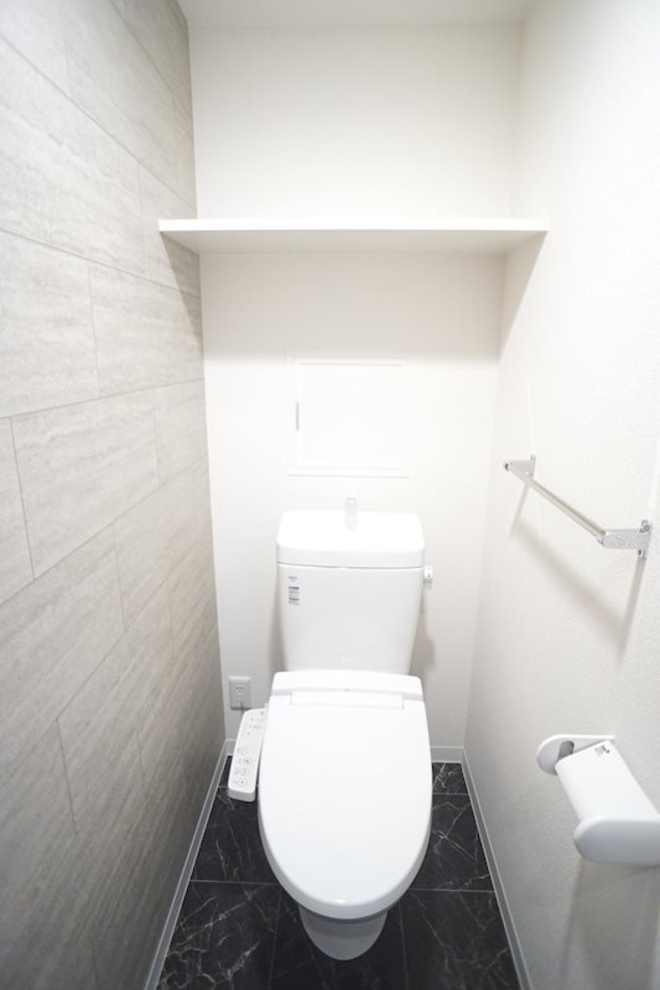 温水洗浄便座付きのトイレ