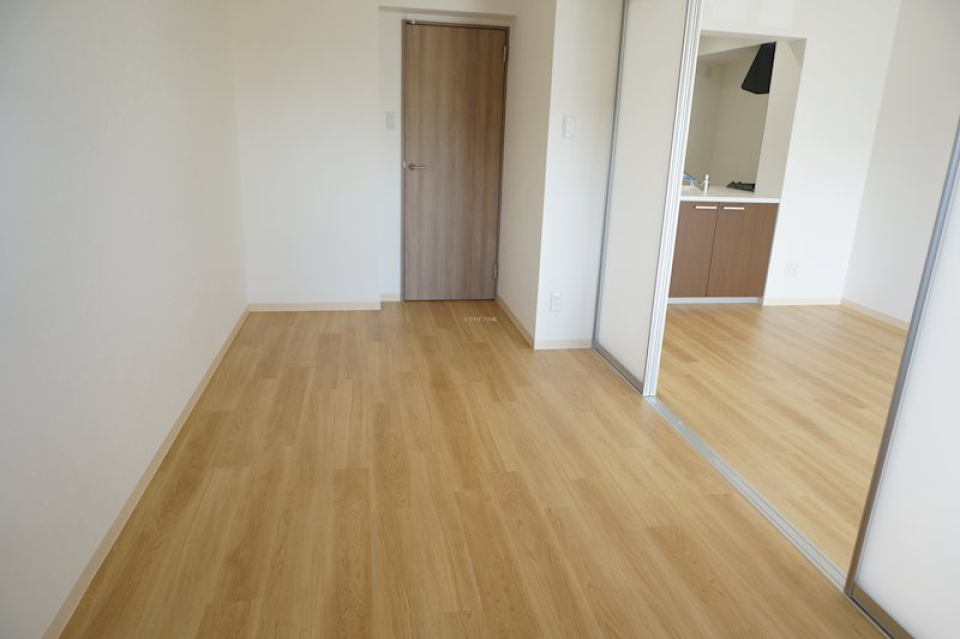 LDKに併設された6.87帖の洋室