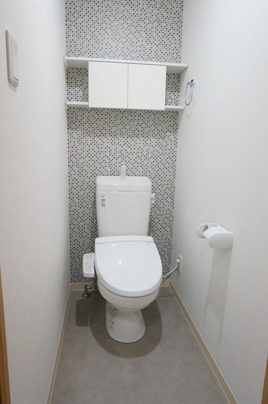 温水洗浄便座付きのトイレ