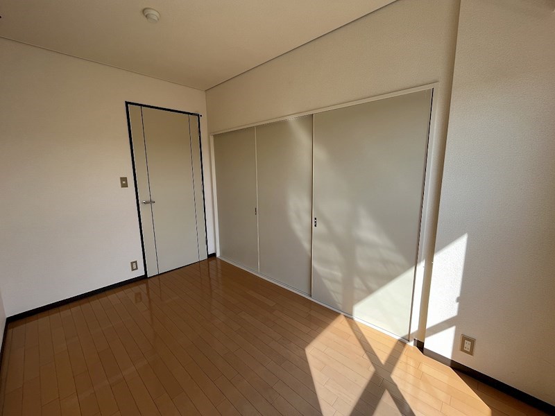 こちらは4.6帖の洋室