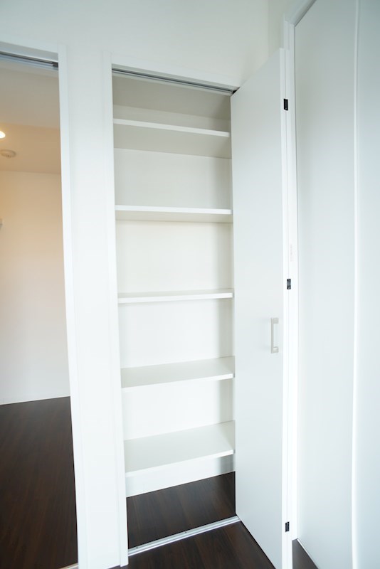 ウォークインクローゼットの手前に良い間の収納もありますよ◎