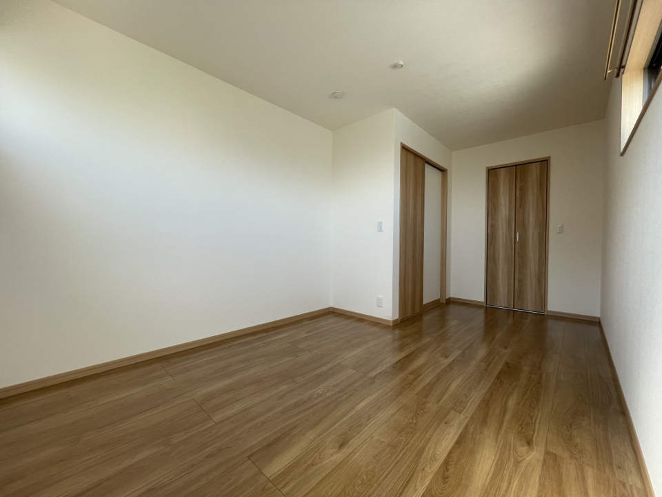 こちらは6.9帖の洋室