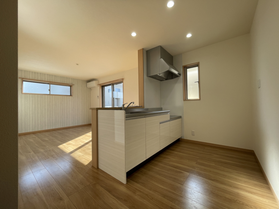 キッチンは対面式で家族の様子が見られる