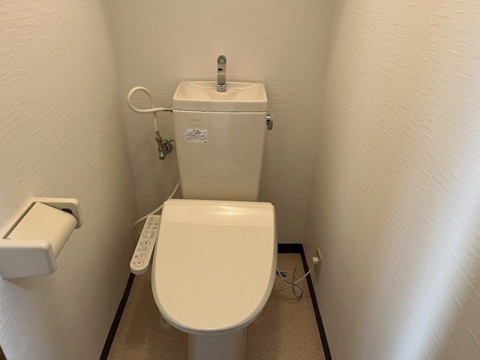 温水洗浄便座付きのトイレ