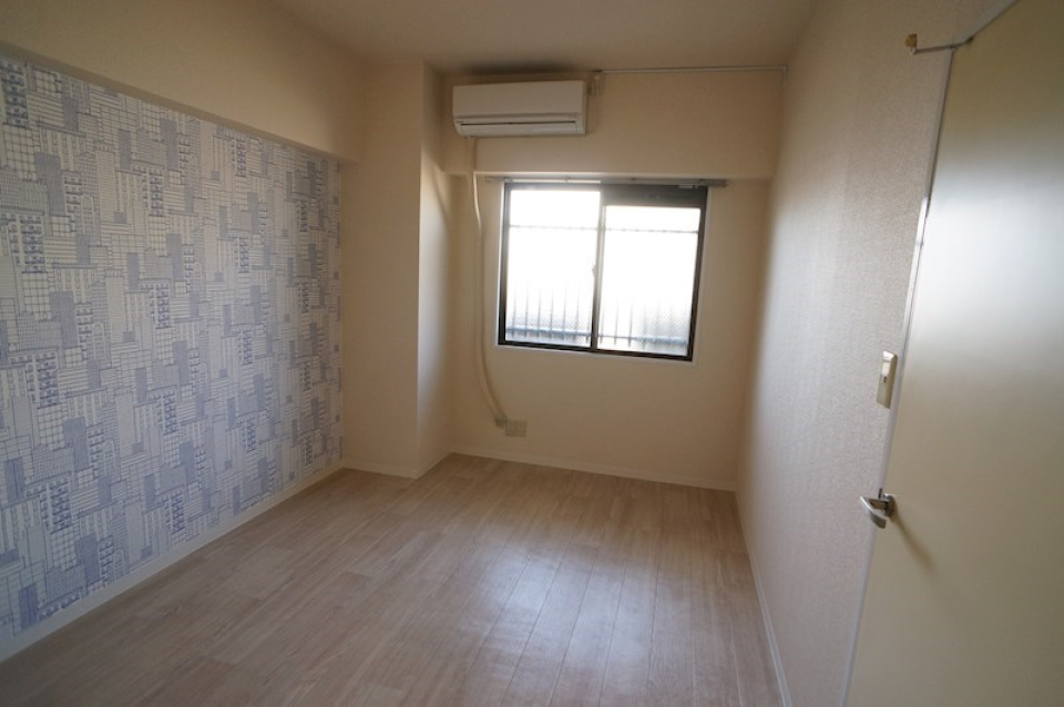 こちらは6.7帖の洋室