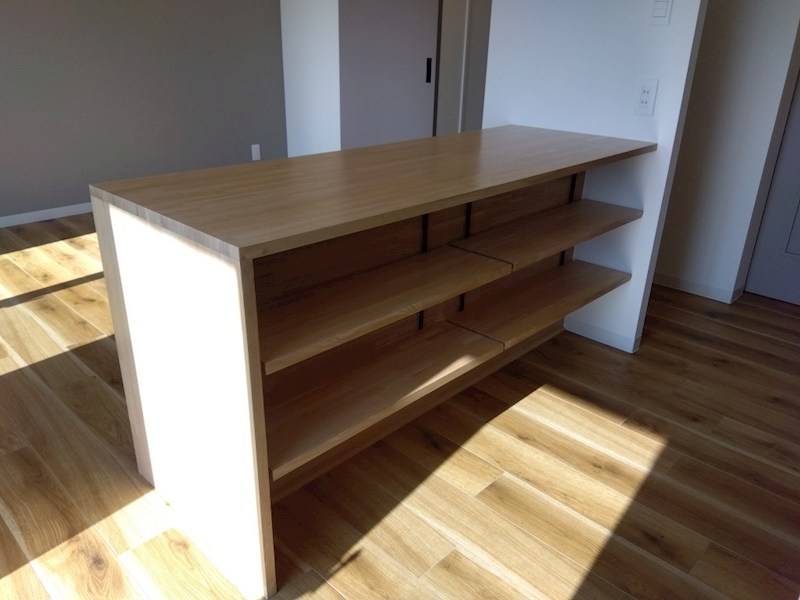 キッチン前の棚が存在感があって便利