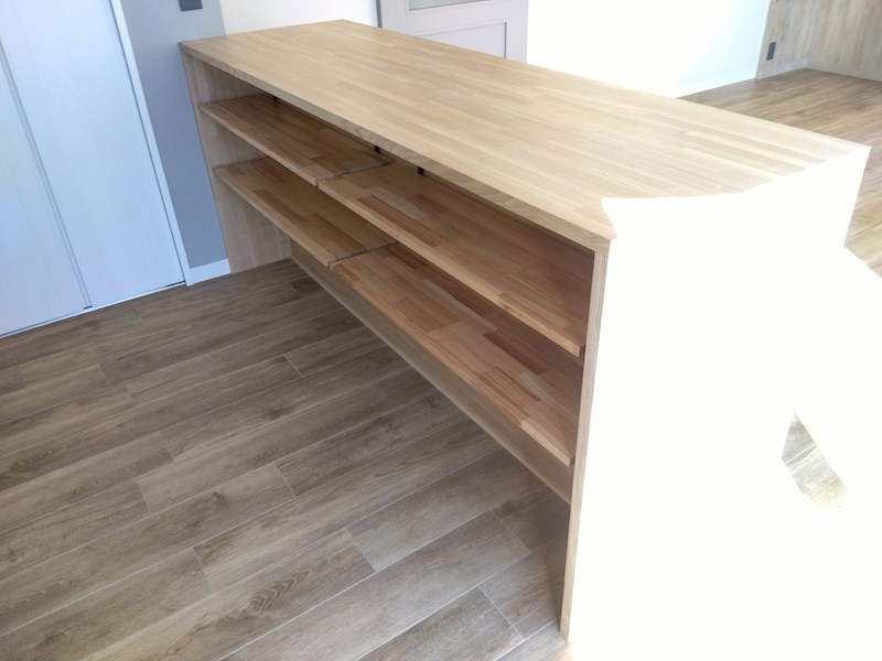 キッチン前の造作カウンターが便利！