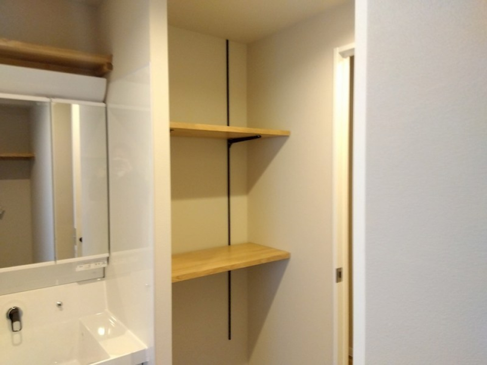 洗面スペースに棚まであります