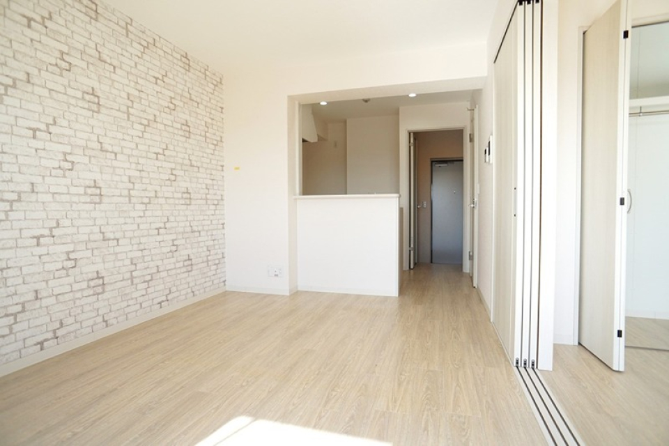 レンガ調のアクセントクロスが素敵