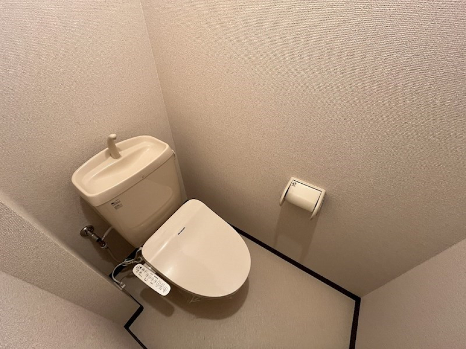 温水洗浄便座付きのトイレ
