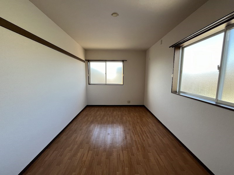 こちらは反対側の7.5帖の洋室