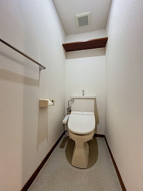 温水洗浄便座付きのトイレ