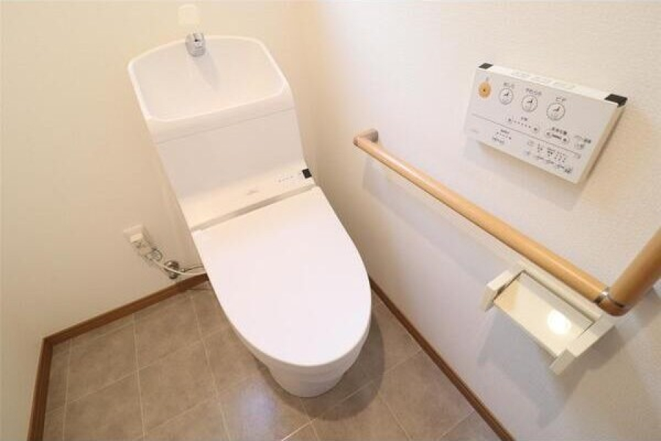 温水洗浄便座付きのトイレ、手すりが優しい