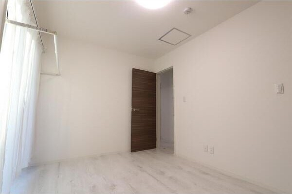 こちらは5.3帖の洋室