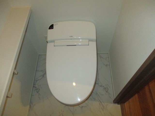 温水洗浄便座付きのトイレ