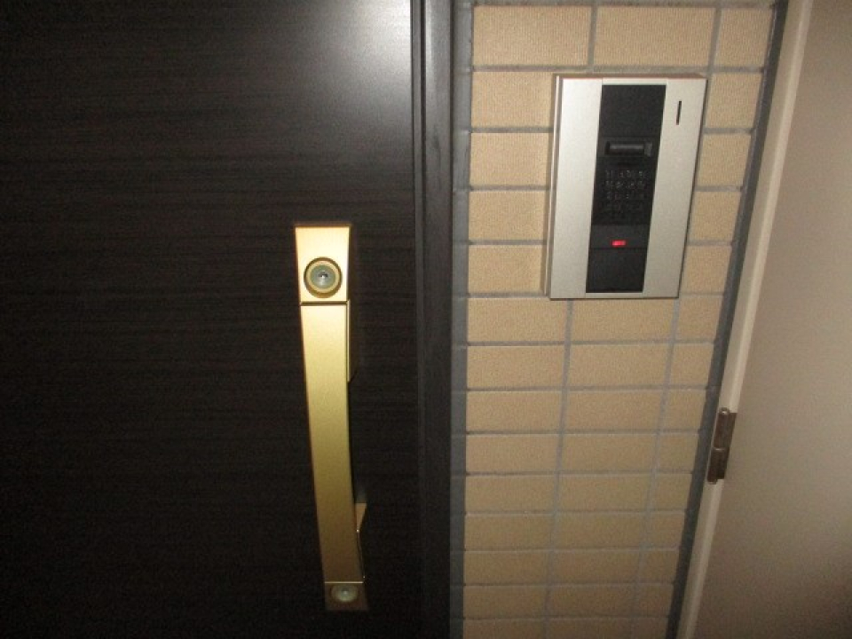 玄関から厳重なセキュリティ