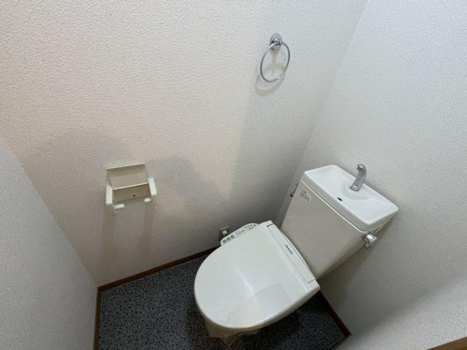 温水洗浄便座付きのトイレ